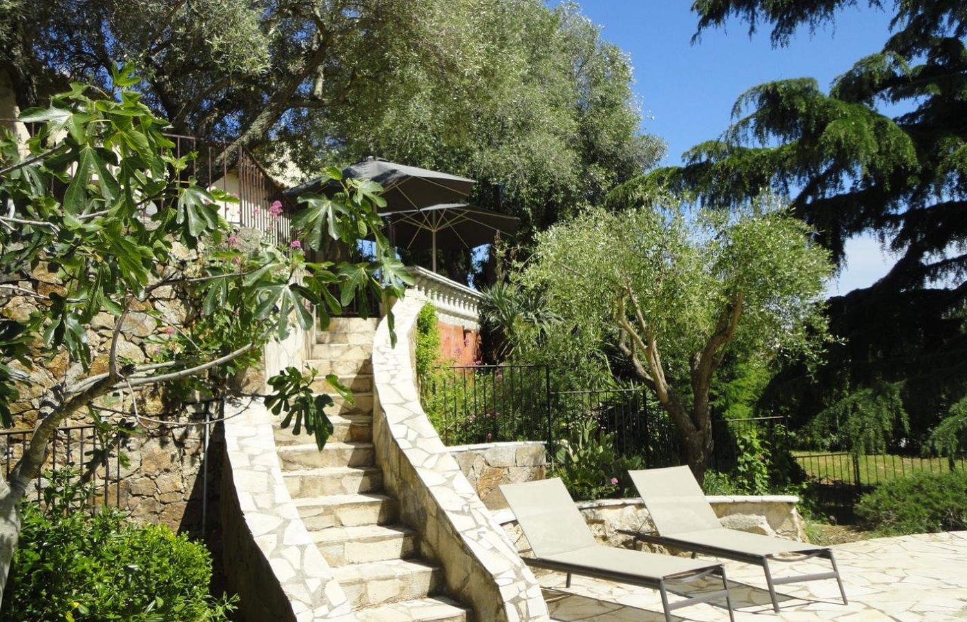 Villa vue de façe avec aperçu du jardin et de la piscine